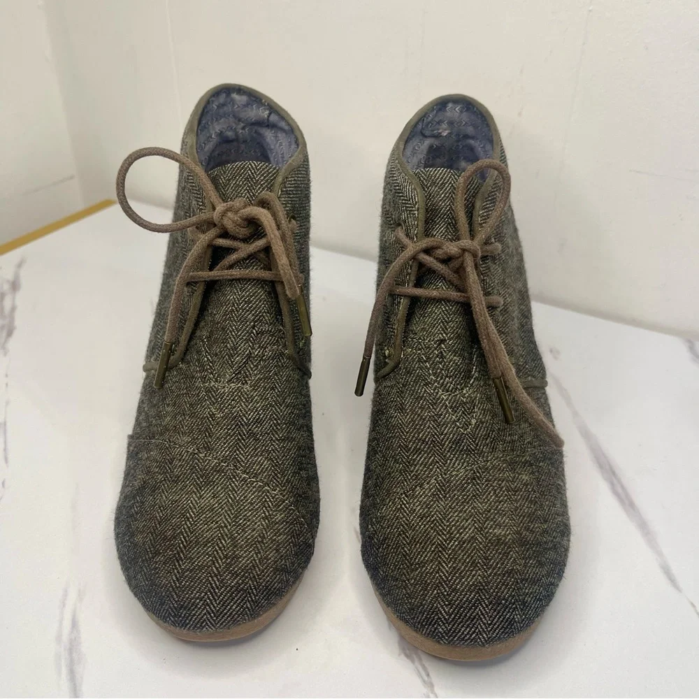 TOMS Booties Size 8 Women's Desert Wedge Lace Up In Olive Herringbone